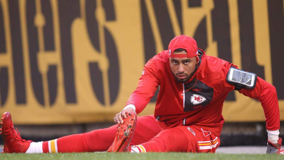 Kansas City Chiefs tight end Ross Travis (88) stretches on the field before playing the Pittsburgh Steelers at Heinz Field.