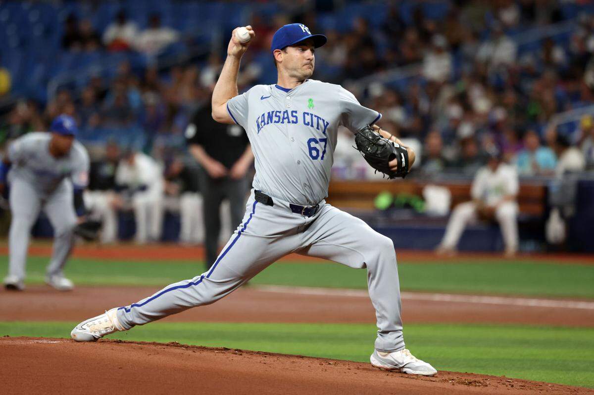 Kansas City Royals pitcher Seth Lugo (67) throws a pitch against the Tampa Bay Rays during the first inning at Tropicana Field on May 24, 2024 in St. Petersburg, Florida, USA.