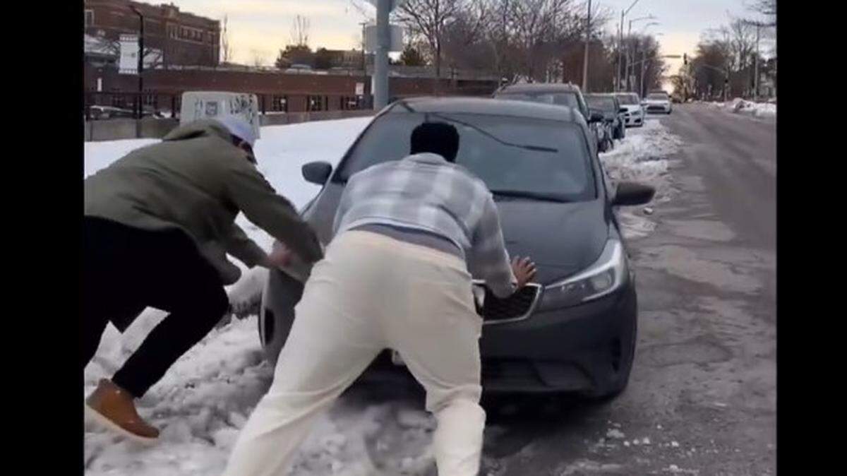 The Chiefs’ Creed Humphrey and Trey Smith helped free a car stuck in snow.