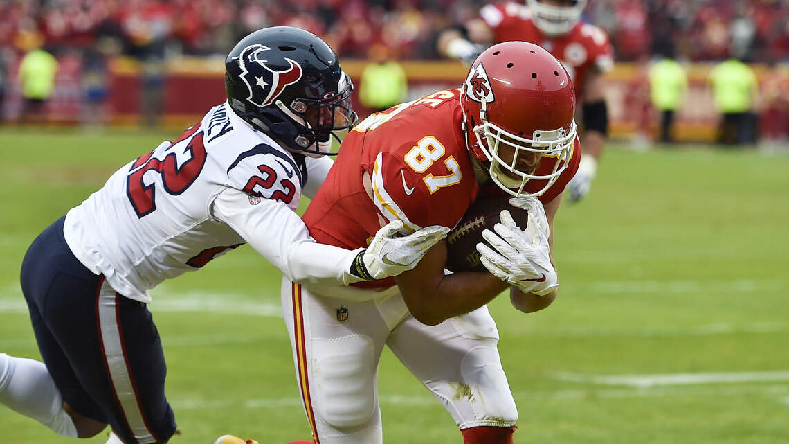 Chiefs’ Kelce misses practice because of illness; Chris Jones limited for second day