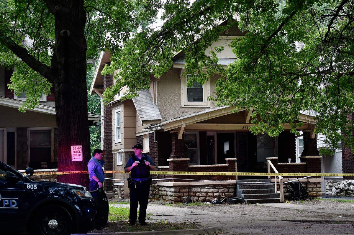 Kansas City police investigate a homicide in the 3700 block of Benton Boulevard Sunday morning, Aug. 9, 2020.