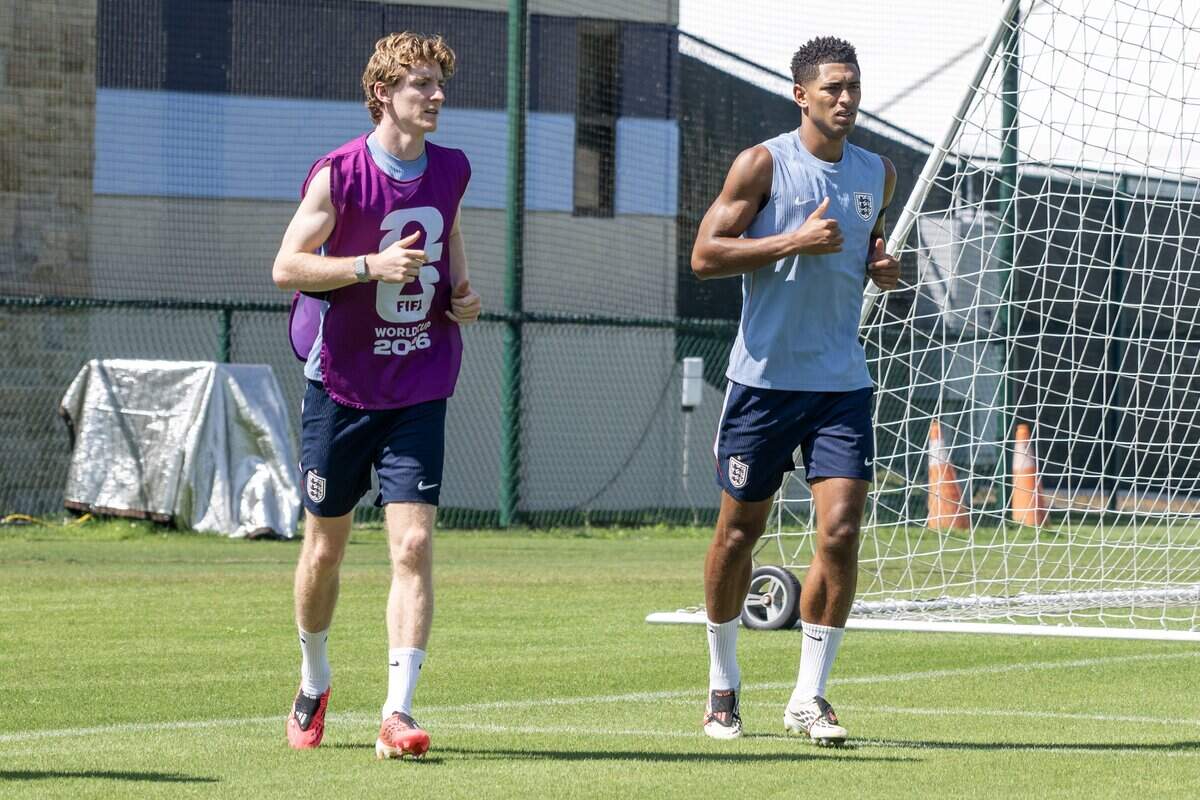 England midfielder Anthony Gordon (18), left, and midfielder Jude Bellingham (10) run a lap around the pitch during England's final practice at Swope Soccer Village on Friday, July 17, 2026, in Kansas City.