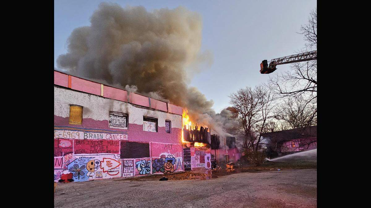 The bright pink building well-known to residents of Kansas City’s Manheim Park and Hyde Park neighborhoods as “A Splash of Life” caught fire early Friday and was significantly damaged, a Kansas City Fire Department spokesman said.