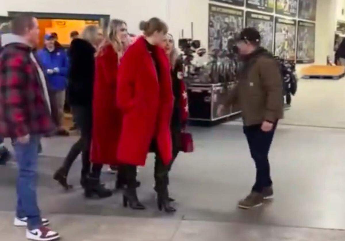 Kansas City police captain Daniel Graves, in red plaid, with Taylor Swift and Chiefs wives Brittany Mahomes and Lindsay Bell in Green Bay on Sunday.