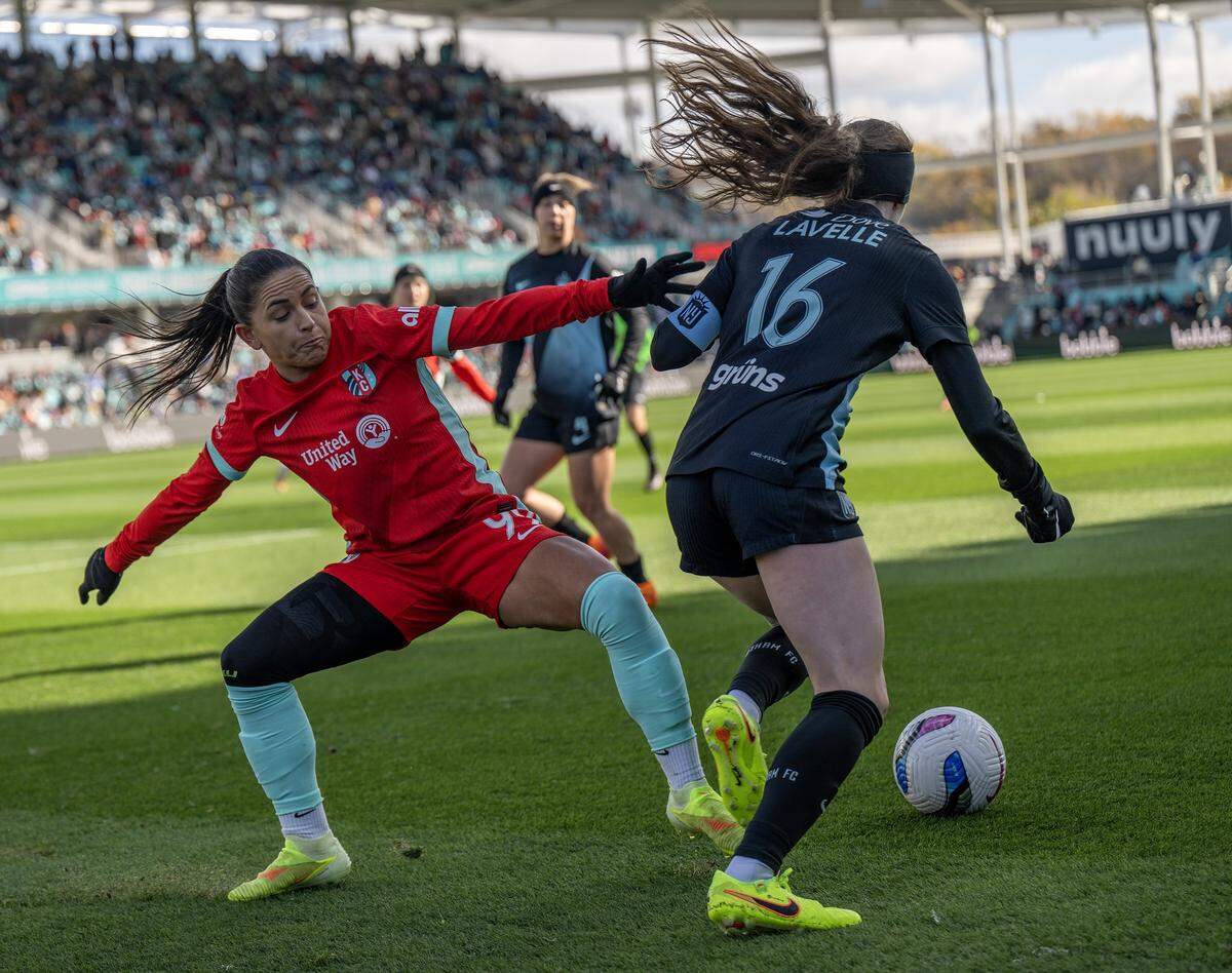 KC Current midfielder Debinha, left, battles Gotham FC midfielder Rose Lavelle for possession during an NWSL quarterfinal playoff match at CPKC Stadium in Kansas City on Sunday, Nov. 9, 2025.