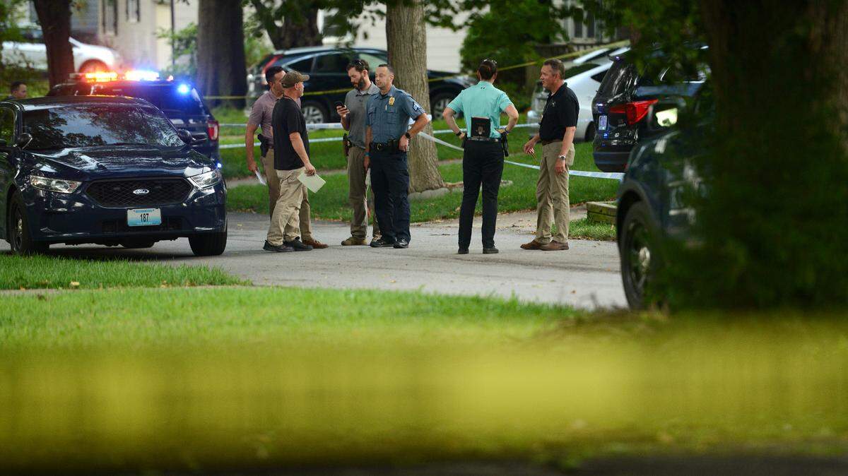 Police investigate a homicide Sunday, Aug. 9, 2020, in the 8100 block of Ward Parkway Plaza.