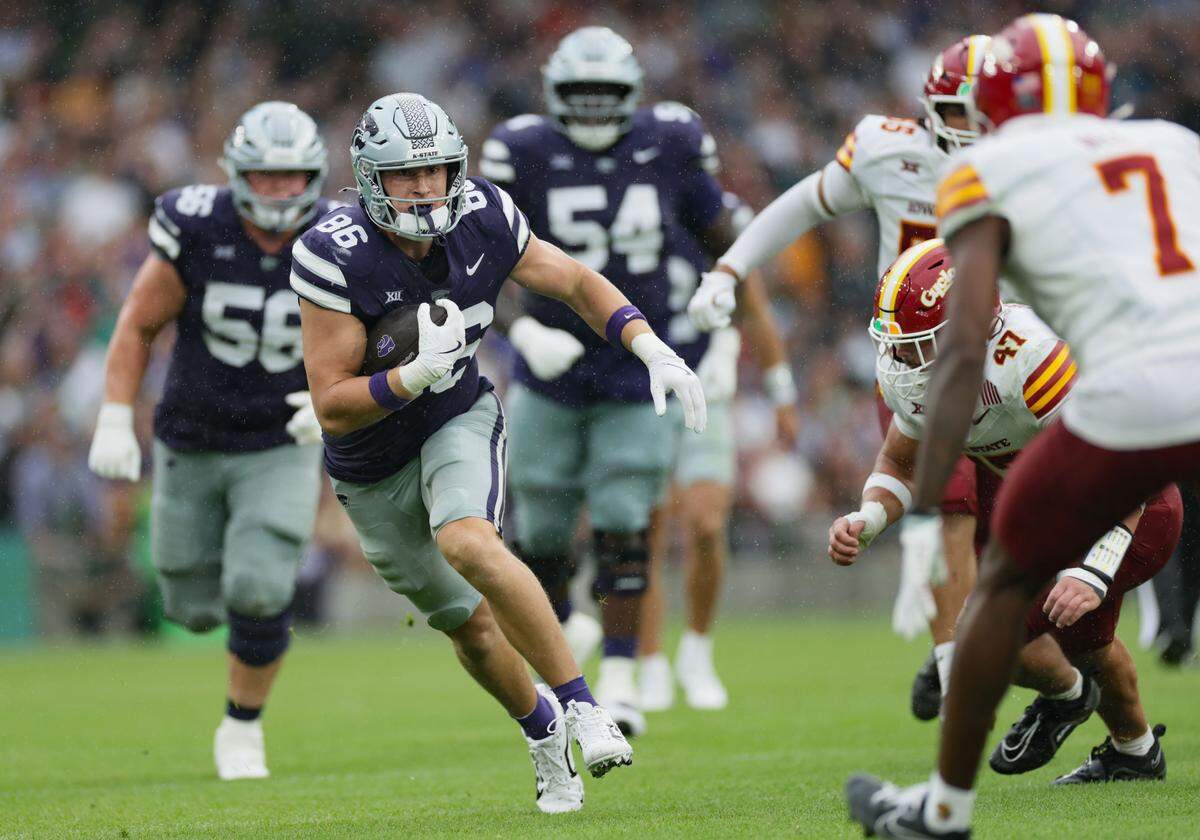 Kansas State tight end Garrett Oakley runs with the ball during the Aer Lingus Classic between Iowa State and Kansas State at Aviva Stadium in Dublin on Aug. 23, 2025.