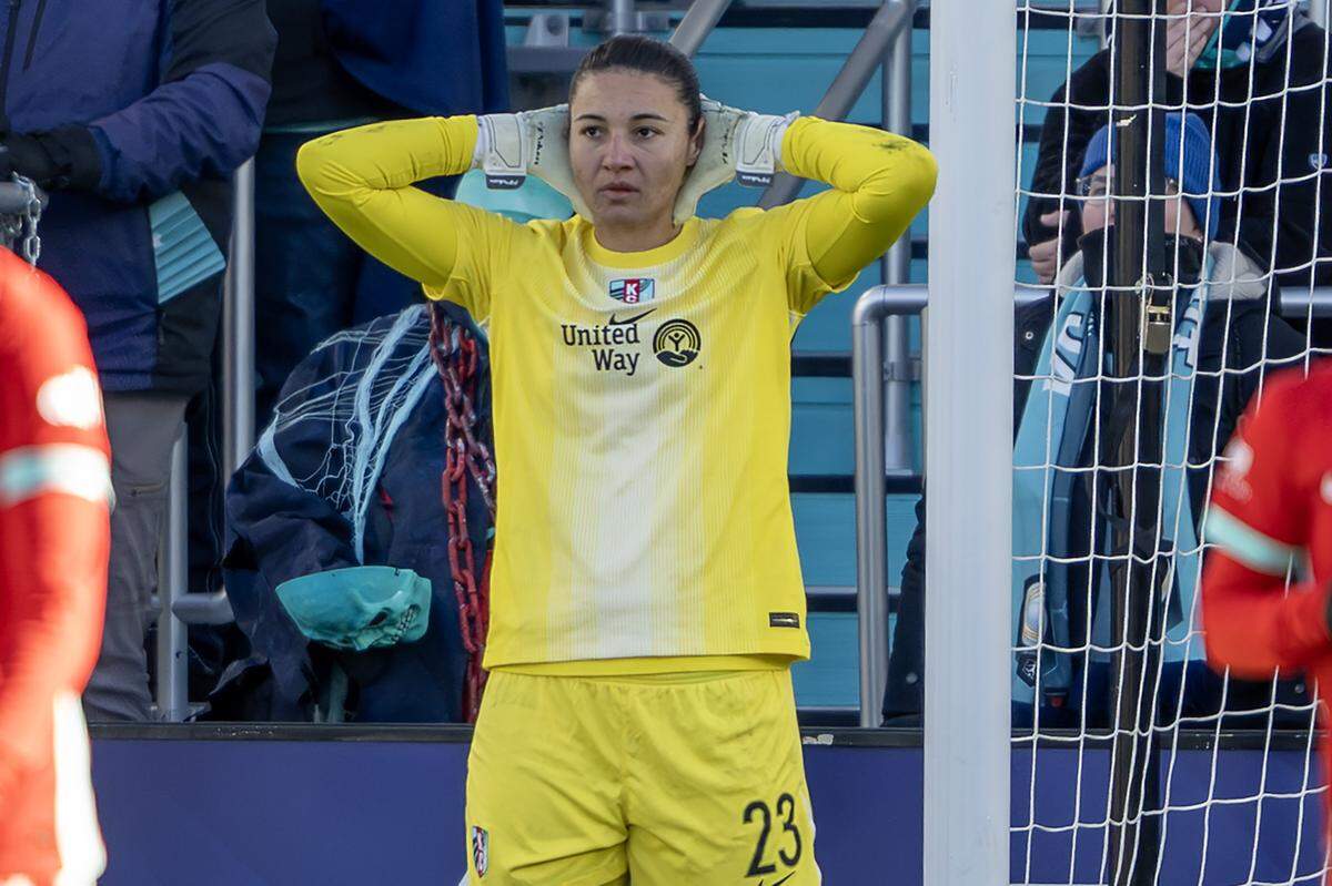 KC Current goalkeeper Lorena takes in the scene after Gotham FC forward Katie Stengel scored what turned out to be the winning goal in an NWSL playoff quarterfinal game at CPKC Stadium in Kansas City on Sunday, Nov. 9, 2025.