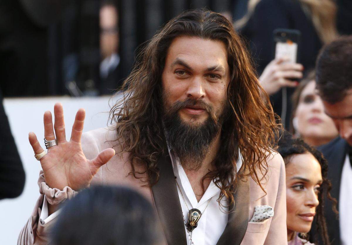 Momoa’s blush ping scrunchie matched his pink velvet tux.