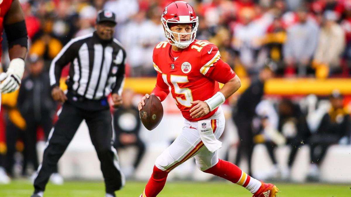 Chiefs quarterback Patrick Mahomes (15) looks for any open receiver during the game between the Kansas City Chiefs and the Pittsburgh Steelers on December 26, 2021, at Arrowhead Stadium in Kansas City, Missouri.