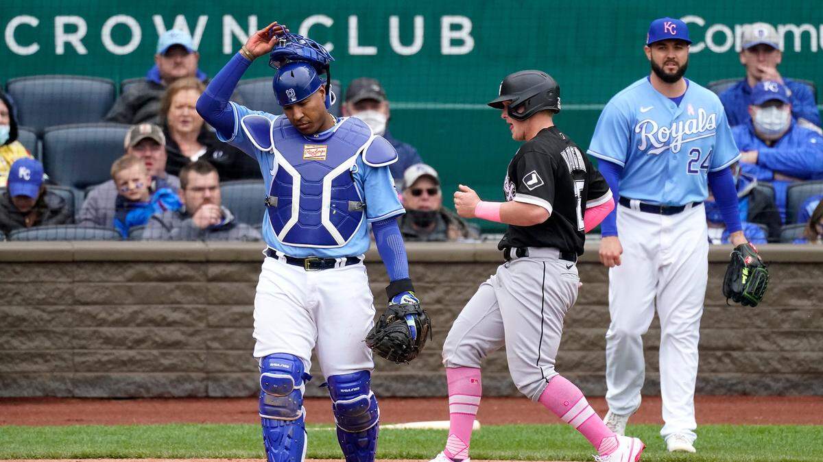Chicago White Sox’s Andrew Vaughn runs between Kansas City Royals catcher Salvador Perez and pitcher Jakob Junis (24) to score on a single by Leury Garcia during the sixth inning of a baseball game Sunday, May 9, 2021, in Kansas City, Mo. (AP Photo/Charlie Riedel)