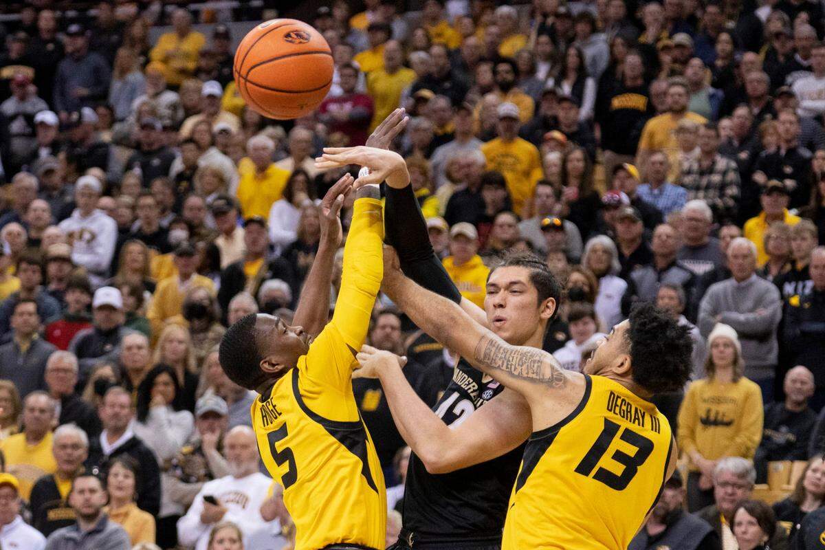 Missouri’s D’Moi Hodge, left, and Ronnie DeGray III, right, surround Vanderbilt’s Quentin Millora-Brown during Saturday’s game at Mizzou Arena.