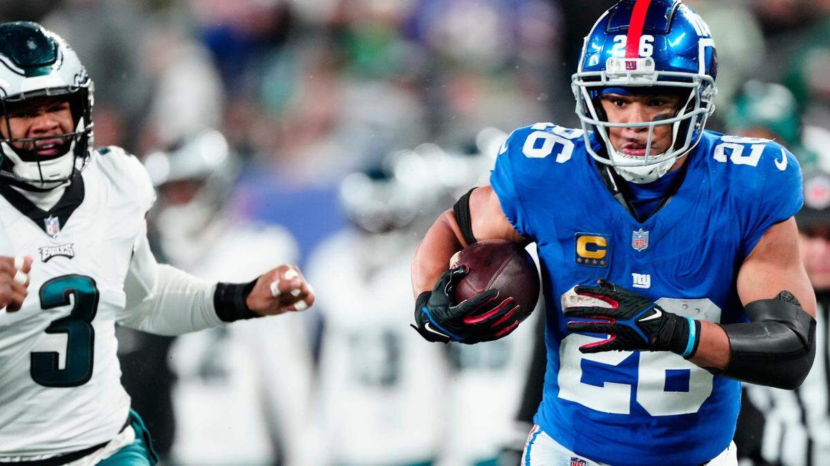 New York Giants running back Saquon Barkley (26) heads to the goal line in the second quarter past Philadelphia Eagles linebacker Nolan Smith (3), Sunday, January 7, 2024.