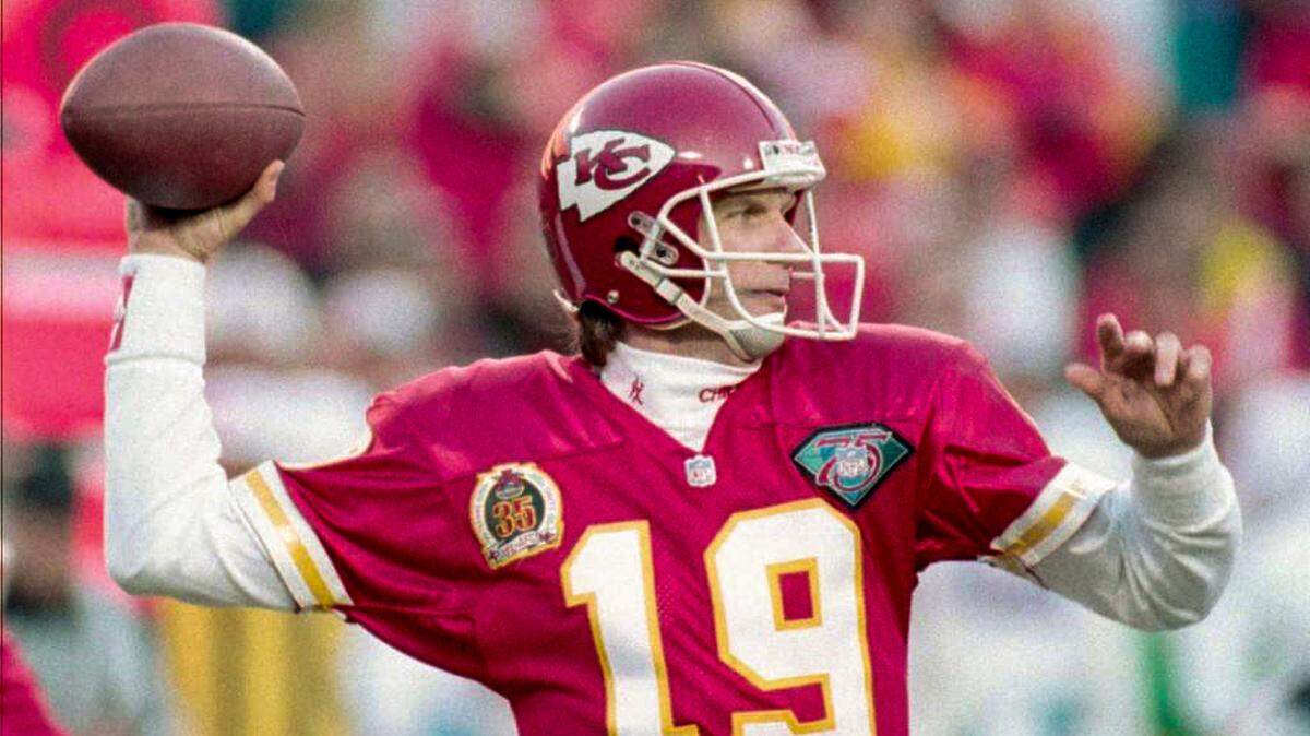 Chiefs quarterback Joe Montana, shown passing during the third quarter of a Dec. 18, 1994 game against the Houston Oilers at Arrowhead Stadium. The Chiefs won 31-9.