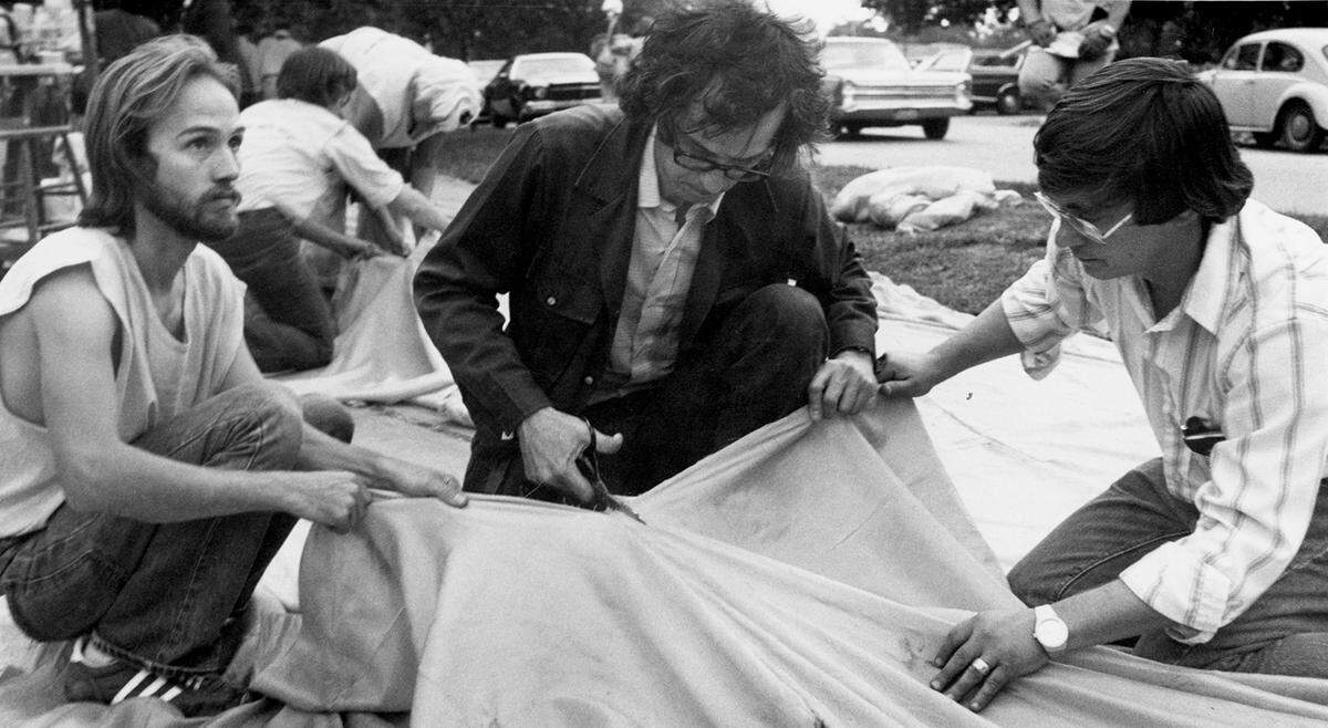 Bulgarian-born artist Christo cuts nylon fabric to line the walkways at Loose Park on Oct. 4, 1978. Christo called this two-week exhibition “Wrapped Walkways.”
