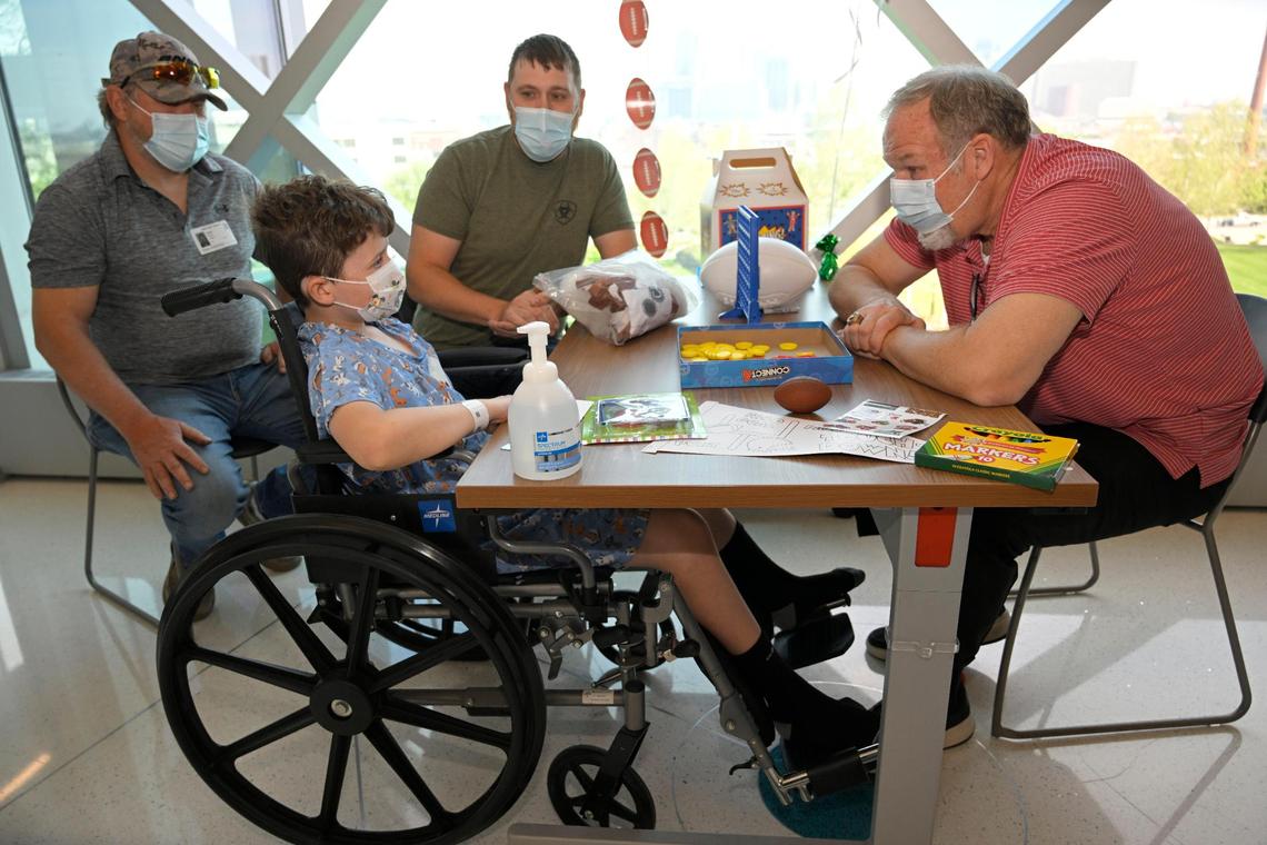 Ken Kramer, who played with the Chiefs from 1979 to 1984, met with Gavin Kiger, 7, of Faucett, Missouri. Gavin’s grandfather, Van Kiger, left, and father, Johnathan Kiger, listened in.