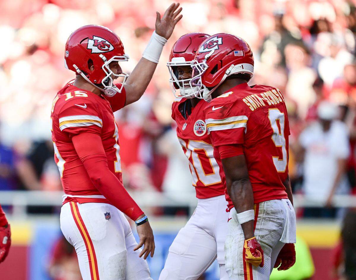 Kansas City Chiefs quarterback Patrick Mahomes (15) celebrates with wide receiver Tyquan Thornton (80) and wide receiver Juju Smith-Schuster (9) after throwing a touchdown pass to Thornton in the third quarter against the Baltimore Ravens on Sunday, Sept. 28, 2025, at GEHA Field at Arrowhead Stadium.