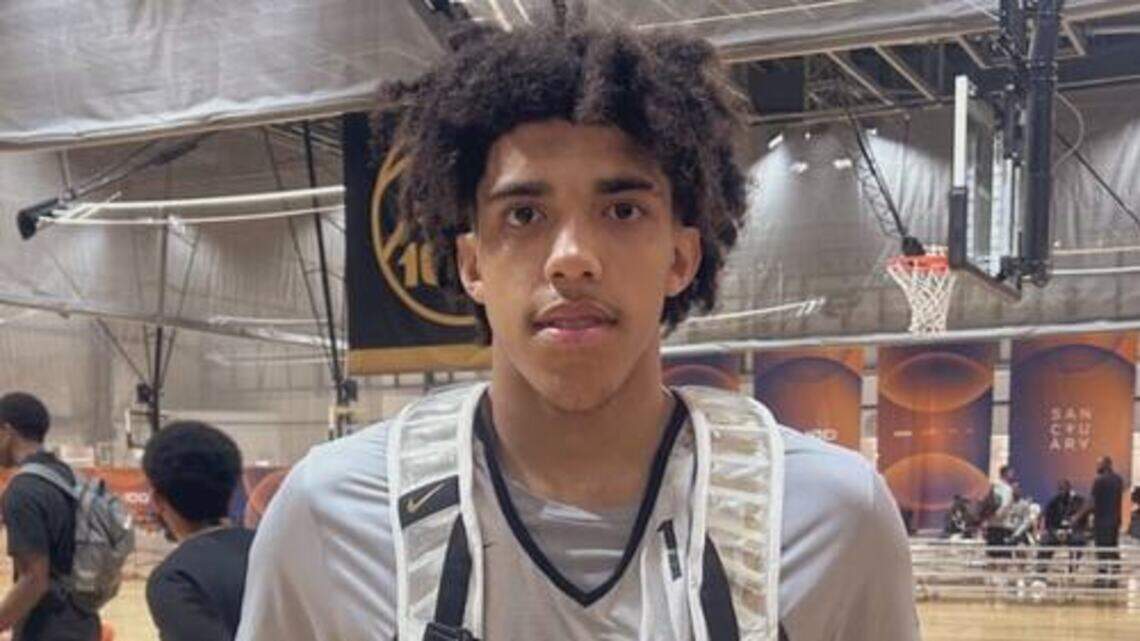 Die Kansas Jayhawks empfangen den Elite-Power Forward Davion Adkins bei ...