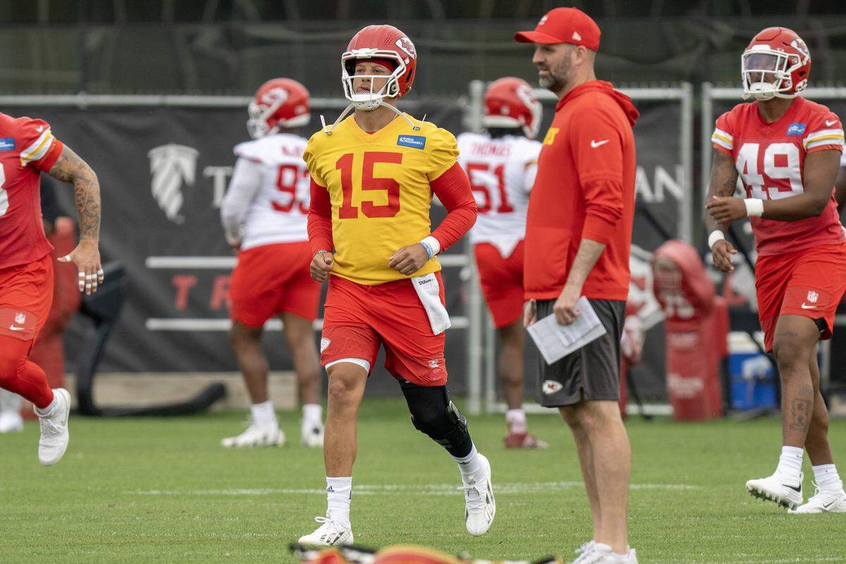 Kansas City Chiefs quarterback Patrick Mahomes (15) warms up during practice at the Chiefs' training facility on Thursday, May 28, 2026, in Kansas City.