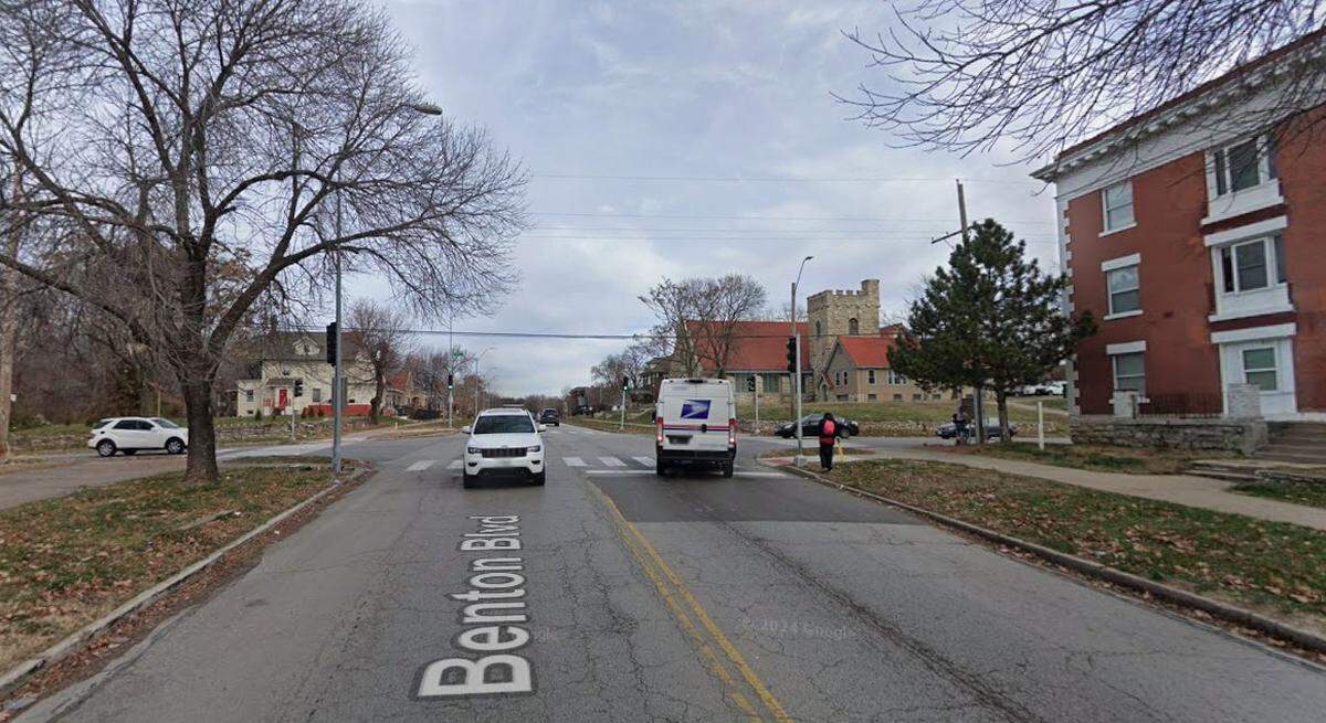 The intersection of East Ninth Street and Benton Boulevard in Kansas City is seen in a Google Maps Street View image.