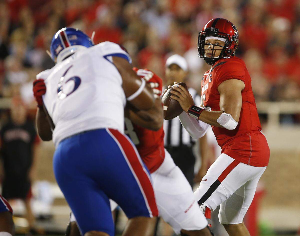 Mahomes looks to pass during a 2016 game against Kansas in Lubbock, Texas.