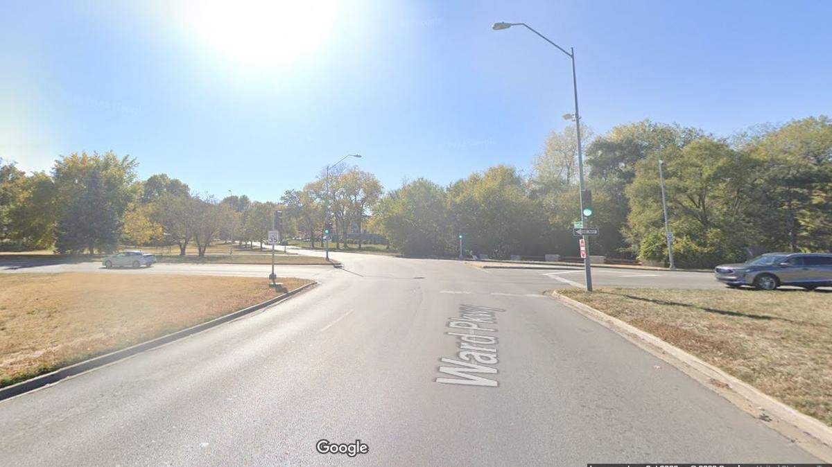 A motorcyclist died after losing control and crashing on a curve on Ward Parkway Wednesday evening, a police spokeswoman said. The crash occurred along southbound Ward Parkway and Brush Creek. This Google Maps Street View image of the area is from October.