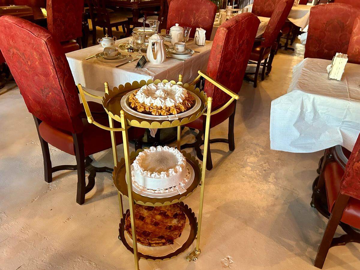 Buenos Aires offers desserts and tea as well as lunch and dinner offerings.