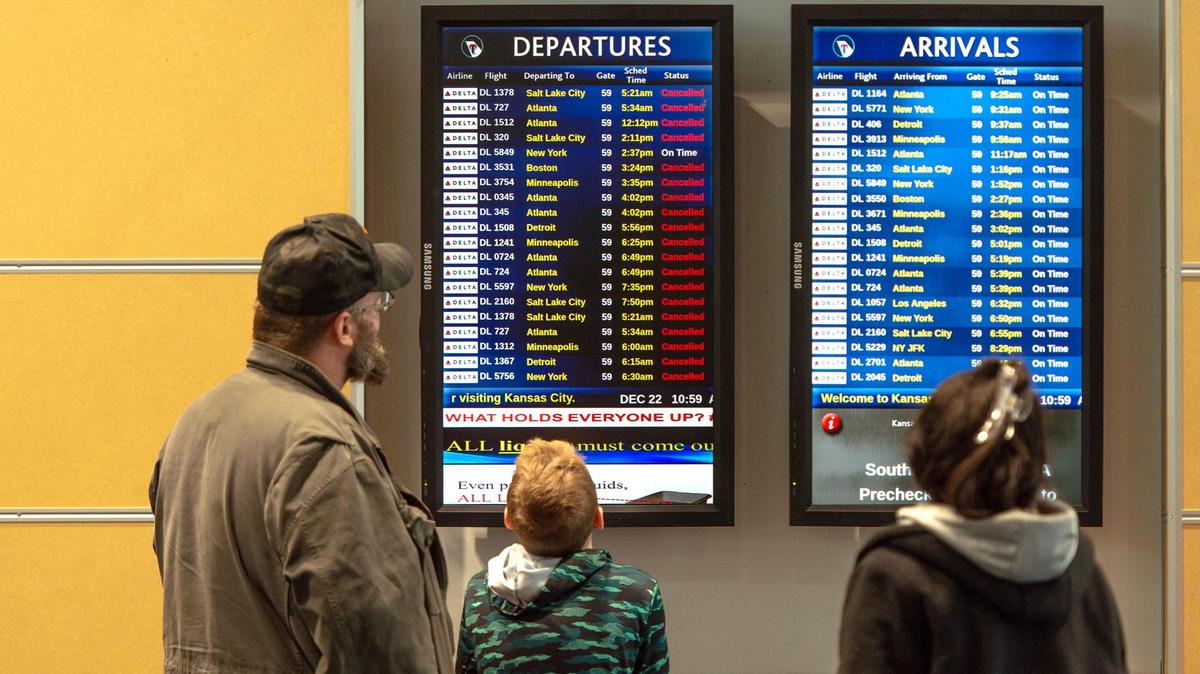 Live Updates: Flights canceled, power outages, icy roads after winter storm hits Kansas City