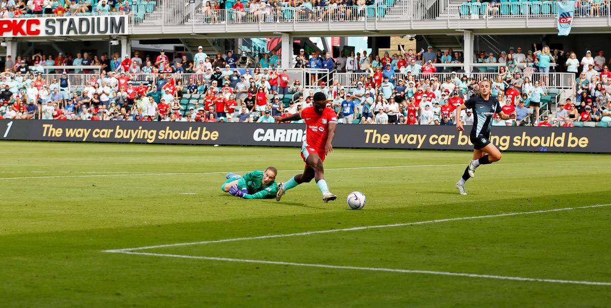 Kansas City Current forward Temwa Chawinga fires the tying goal past NJ/NY Gotham FC goalkeeper Ann-Katrin Berger during Saturday’s NWSL match at CPKC Stadium.