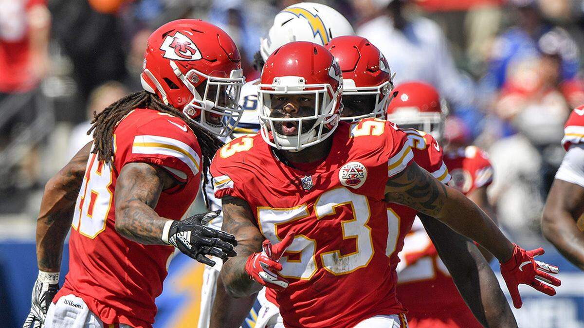 Chiefs linebacker Anthony Hitchens (center)