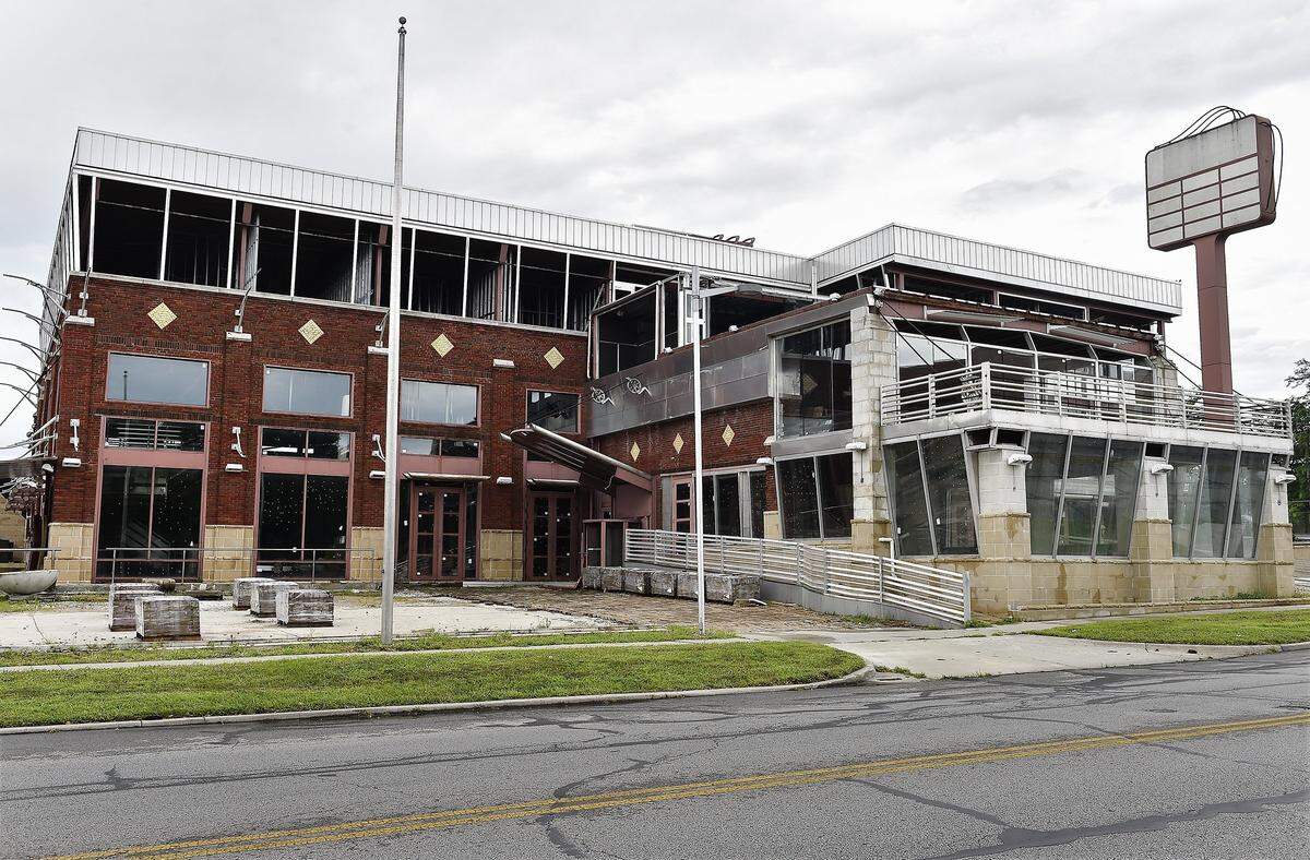 The former BrandsMart building in July 2015.