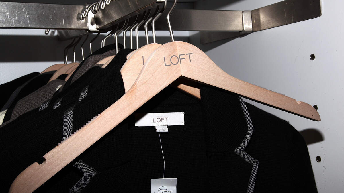 No need for store-bought clips: slide off or wedge hanger clips to seal snack bags, hang them for easy access, and extend freshness for days.