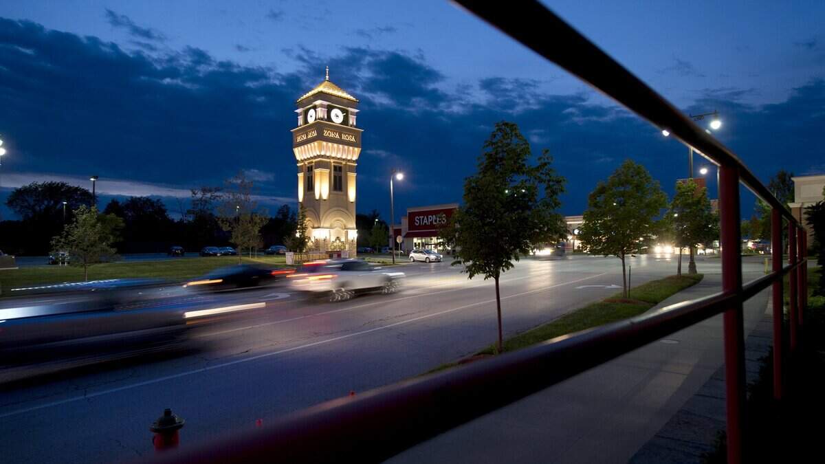 Zona Rosa is a mixed-use town center at the northwest corner of Interstate 29 and Barry Road. It opened in 2004.