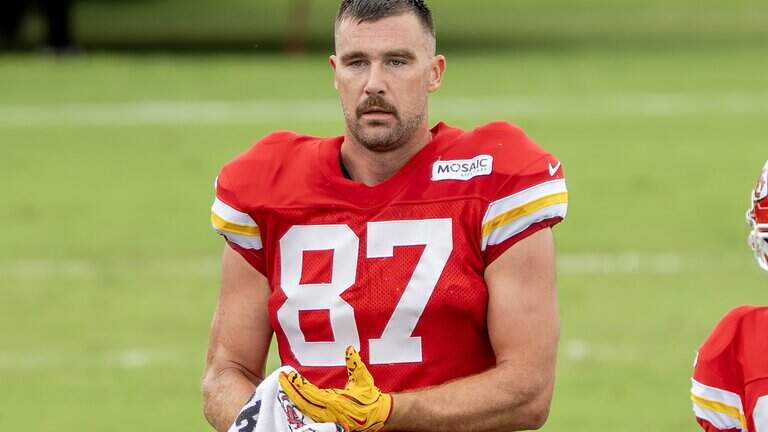 Travis Kelce’s sweet gesture at Saturday’s game thrilled two young Swifties