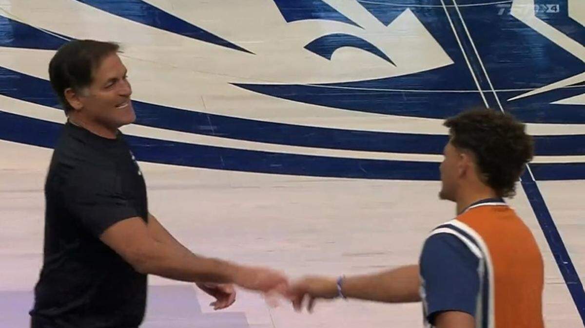 Chiefs quarterback Patrick Mahomes and Dallas Mavericks owner Mark Cuban met at a game last week.