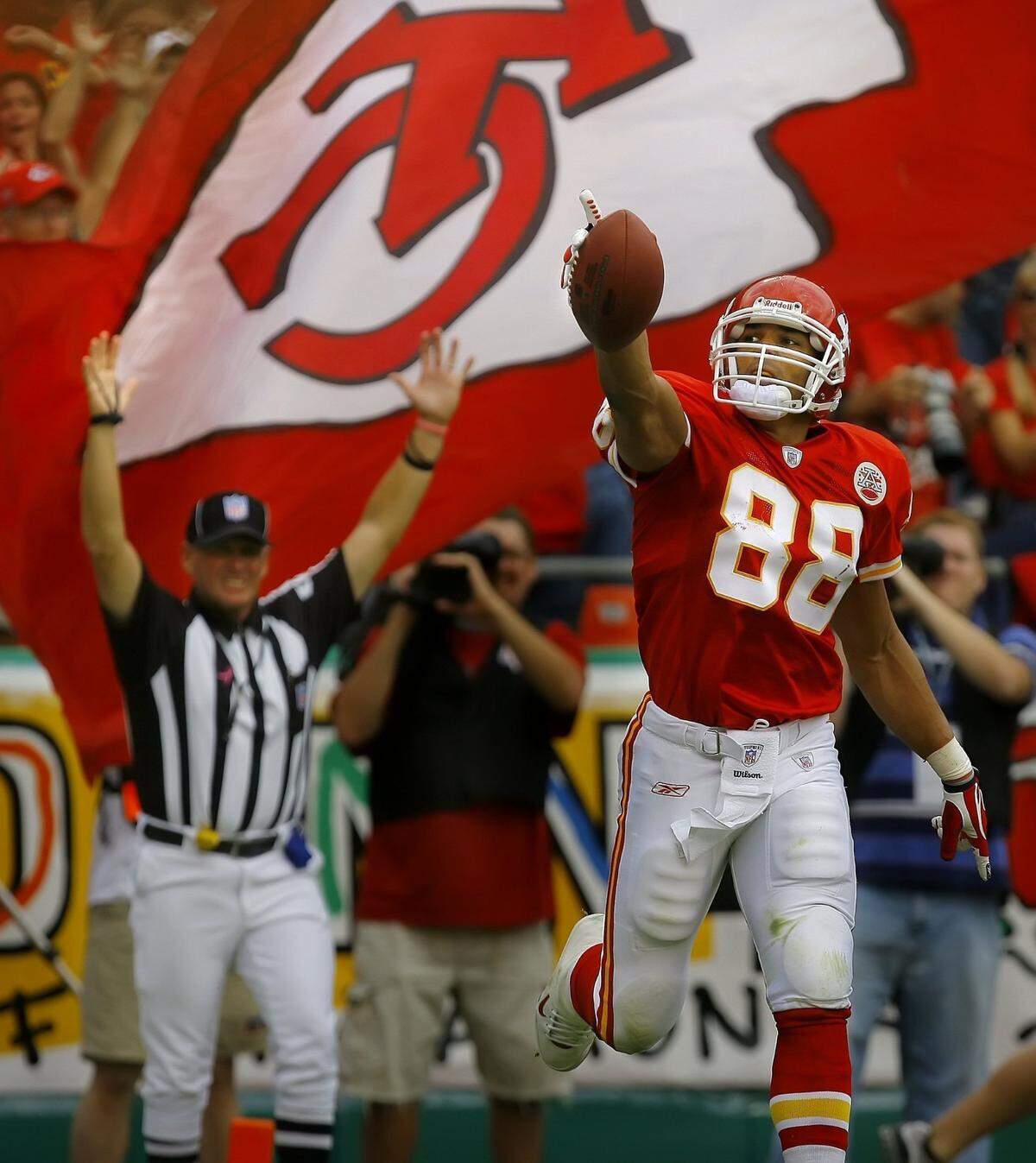 Kansas City Chiefs tight end Tony Gonzalez celebrated after his record-setting 63rd touchdown catch of his career on a three-yard catch in the first quarter against the Cincinnati Bengals on Sunday, Oct. 14, 2007, at Arrowhead Stadium. Gonzalez’s 63rd (and later 64th) touchdown catch set the NFL all-time mark at the time for tight end touchdowns. The Chiefs won 27-20.