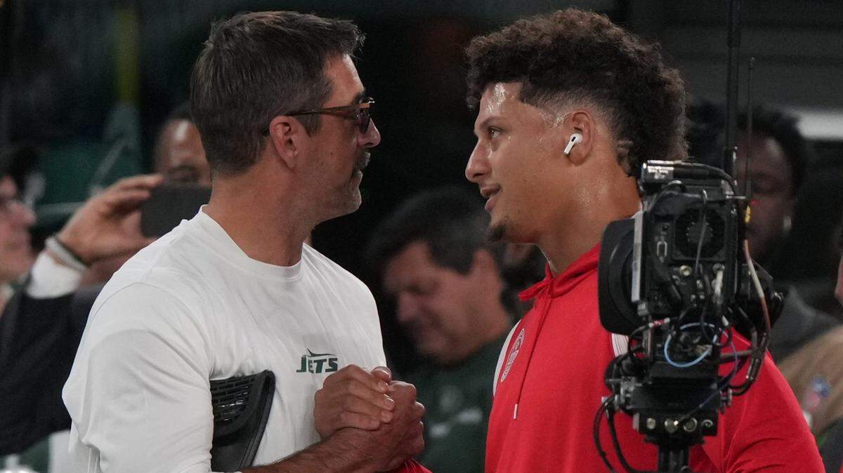Aaron Rodgers and Chiefs quarterback Patrick Mahomes met during pregame warmups on Sunday.