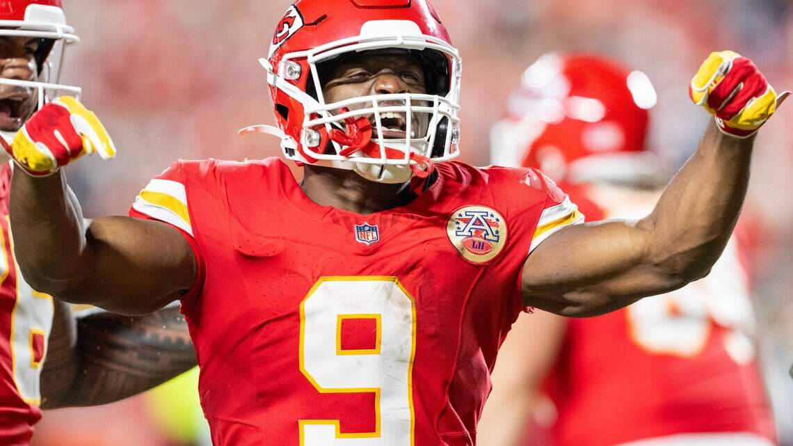 Chiefs’ Kenneth Walker praised for his behavior on sideline in viral video