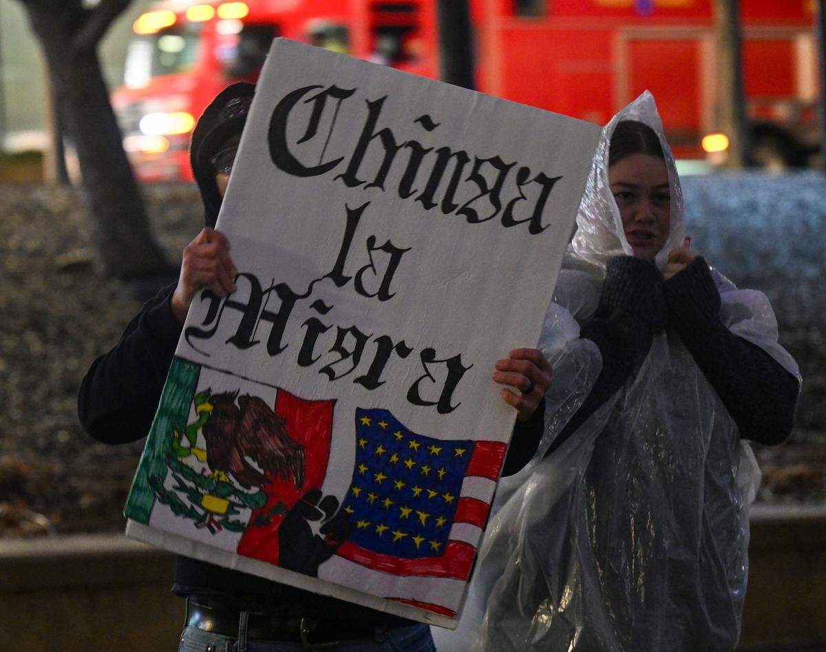 A protester holds up a sign in Spanish as crowds rally against ICE outside City Hall in Kansas City on Thursday, Jan. 8. An ICE agent shot and killed Renee Good, a former KC resident, in Minneapolis on Wednesday, Jan. 7.
