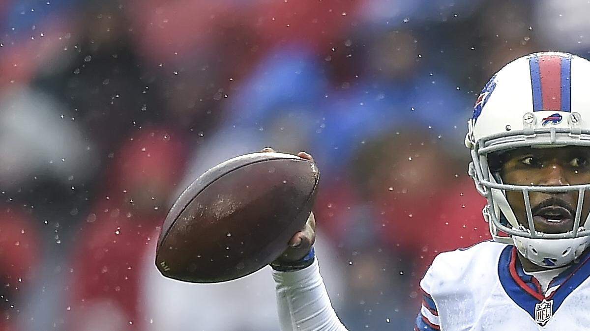 Bills quarterback Tyrod Taylor (5) evaded a diving Chiefs outside linebacker Justin Houston (50) in the first quarter of Sunday's NFL game at Arrowhead Stadium.