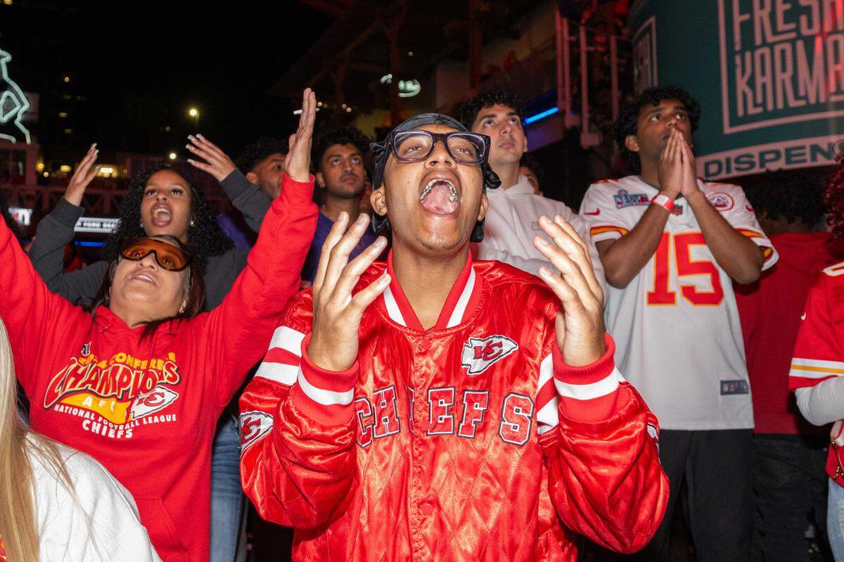 Chiefs fans react in agony to the Chiefs giving up a crucial play in the fourth quarter, at the KC Live! watch party for the Chiefs season opening game vs. the Los Angeles Chargers, on Friday, Sept. 5, in Kansas City’s Power and Light District.