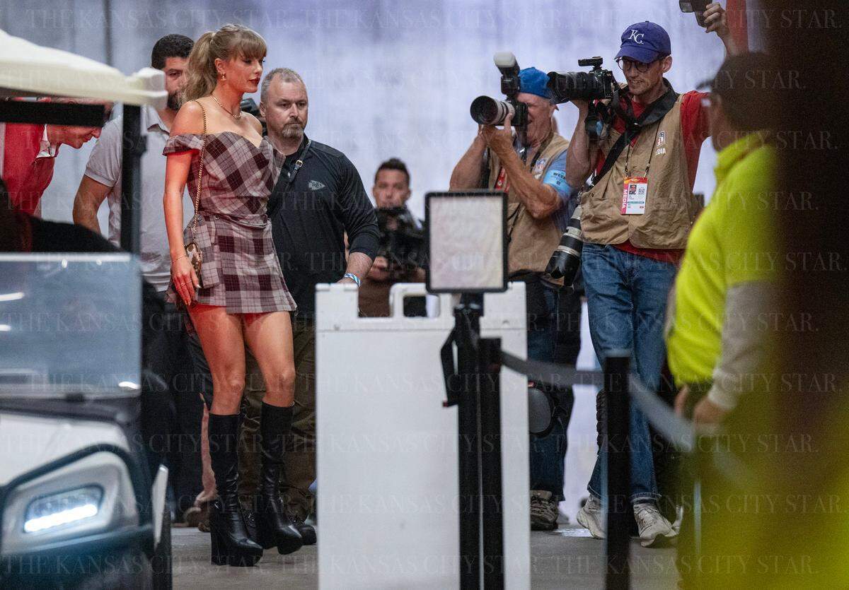 Swift, who is dating Chiefs tight end Travis Kelce, wore head-to-toe Vivienne Westwood.