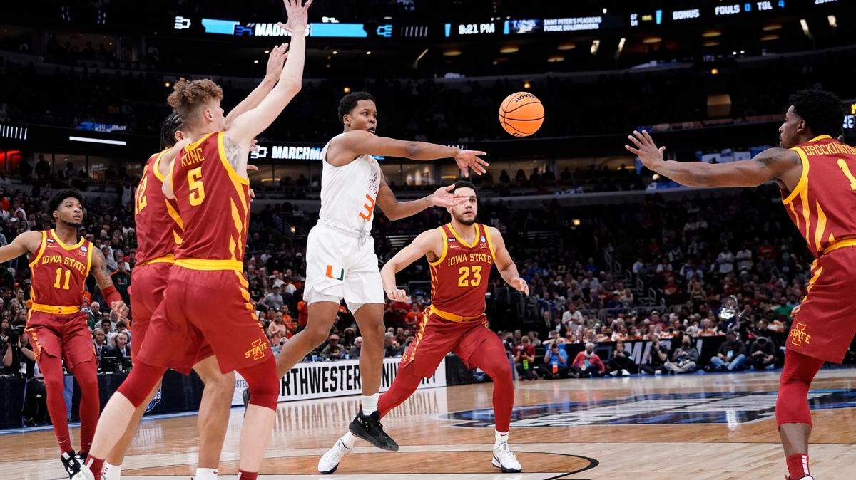 Miami’s Charlie Moore threw a pass in traffic during the first half of the Hurricanes’ NCAA Tournament Sweet 16 victory over Iowa State on Friday in Chicago.