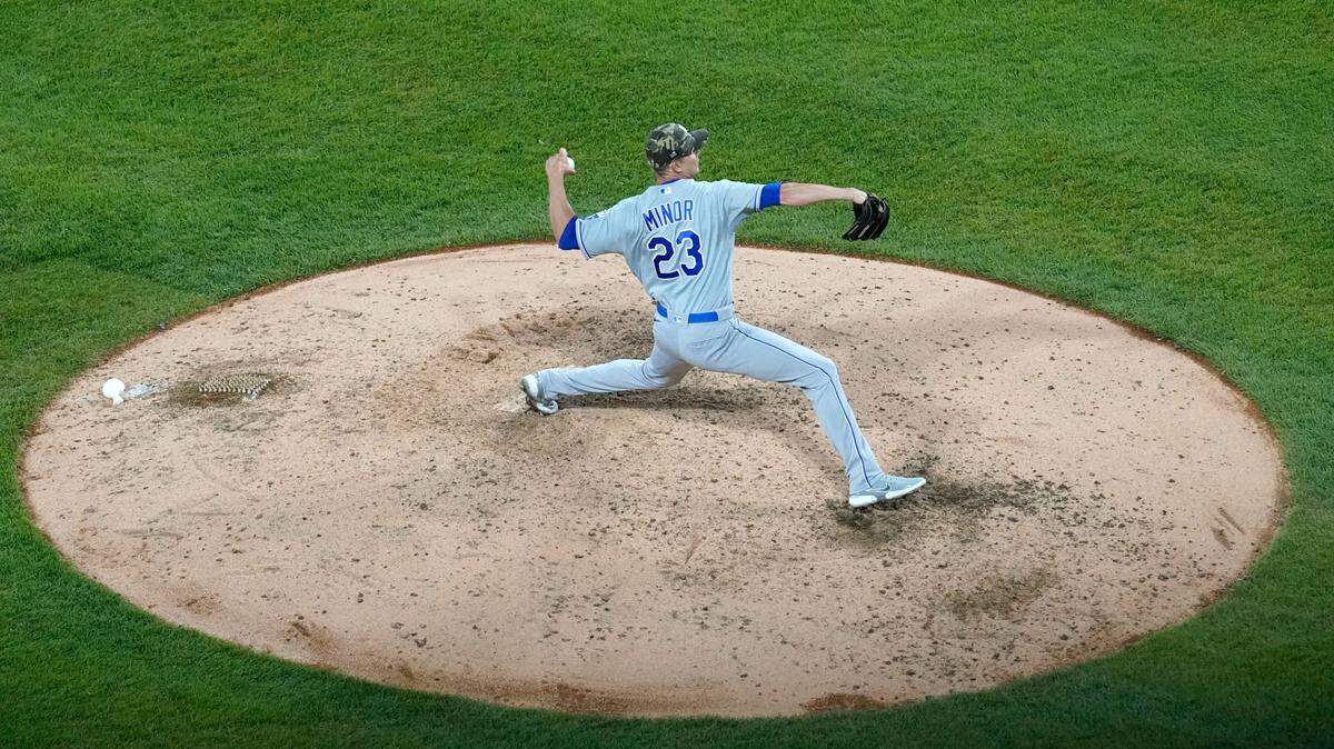 Royals starting pitcher Mike Minor throws against the Chicago White Sox during the sixth inning in Chicago, Saturday, May 15, 2021.