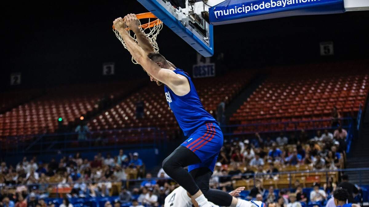 Kansas basketball big man Hunter Dickinson dunks during an exhibition against Puerto Rico Select on Aug. 3, 2023.