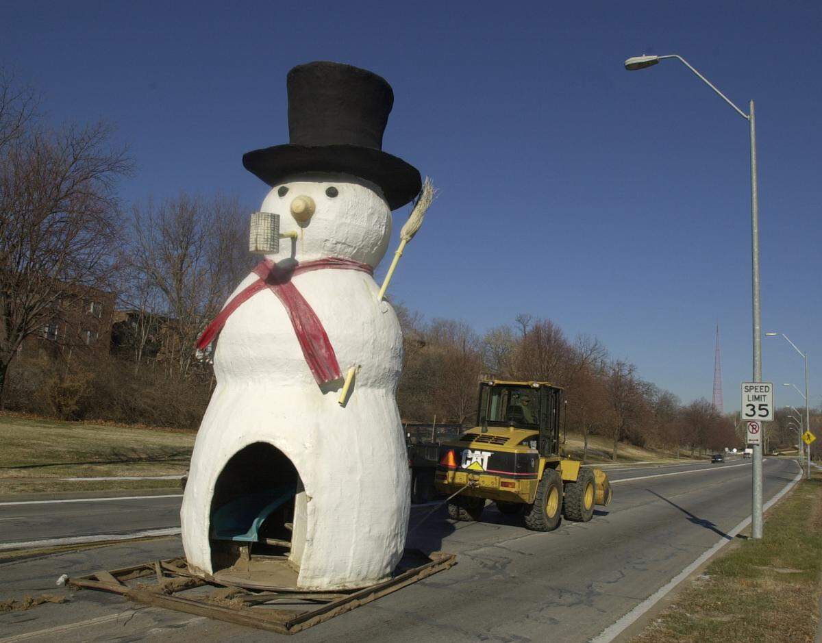 CUTLINE- LOOK AT FROSTY GO- There were nno hills of snow for Frosty the Snowman to go over Thursday as the fiberglass figure left Santa’s Wonderland and headed for its off-season home at the parks and recreation garage at 39th and Gillham. Frosty the Snowman was well below the speed limit Thursday as the fiberglass figure from Santa’s Wonderland was dragged back to it’s off-season home at the Kansas City Parks and Recreation Dept. garage at 39th Street and Gillham Road. FRED BLOCHER/The Kansas City Star