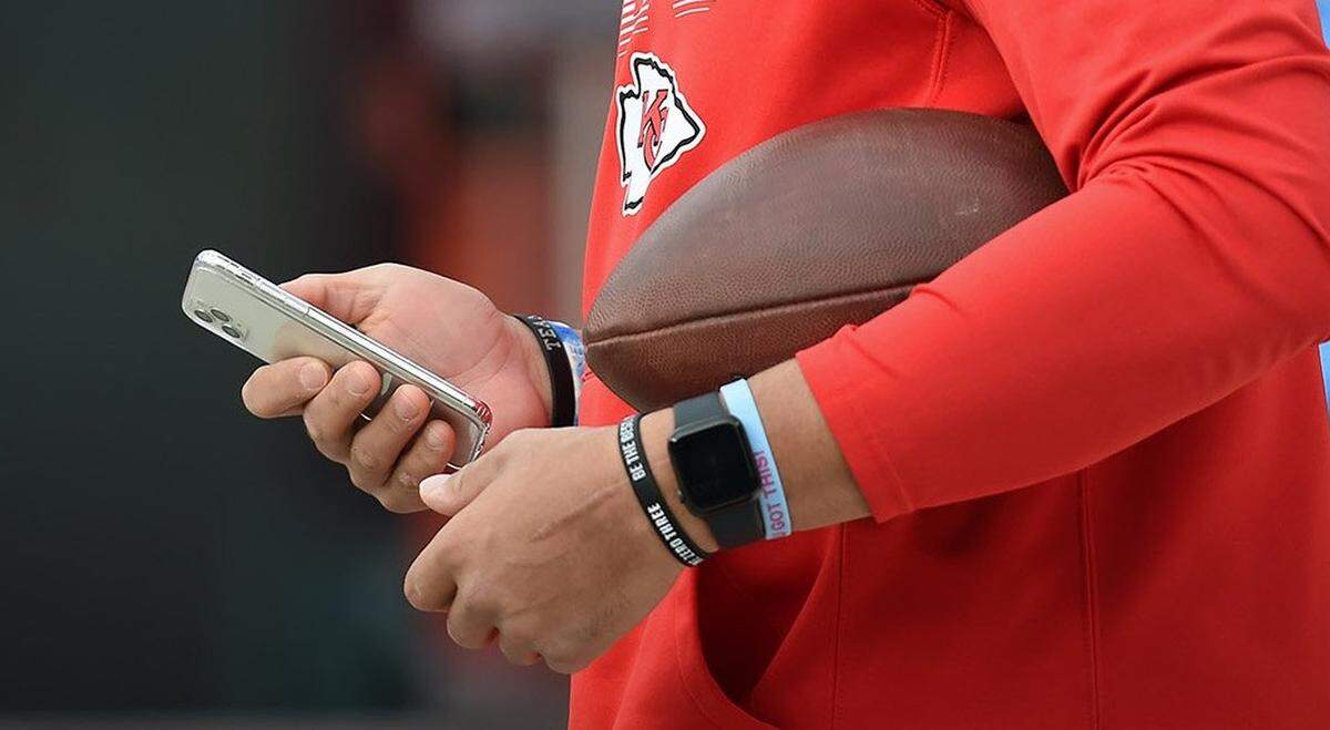 Chiefs quarterback Patrick Mahomes wears the fundraising bracelet honoring young fan Whitney Wells’ battle against a brain stem tumor.