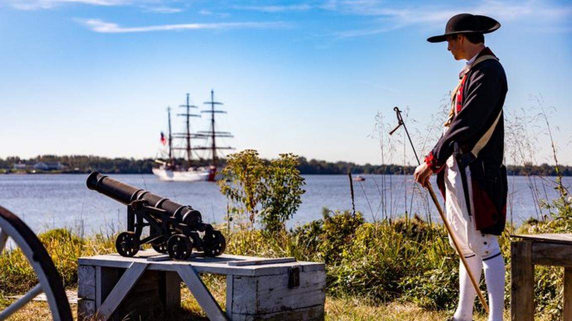 Someone stole a working 300-pound replica cannon from a wall at Fort Mifflin on the Delaware River in Philadelphia, Pennsylvania officials say.