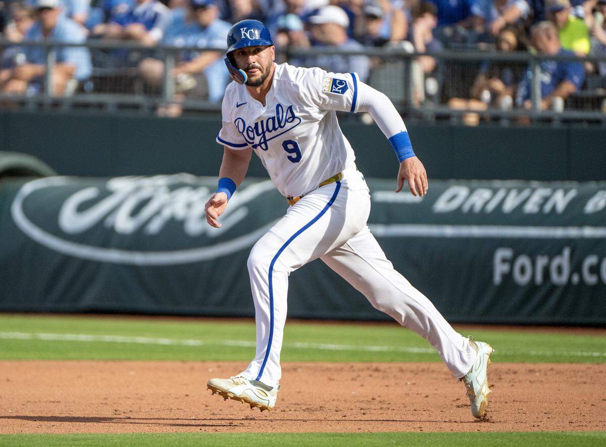 Kansas City Royals first baseman Vinnie Pasquantino (9) attempts to steal second base in the sixth inning during the home opener game against the Minnesota Twins at Kauffman Stadium on Monday, March 30, 2026, in Kansas City.