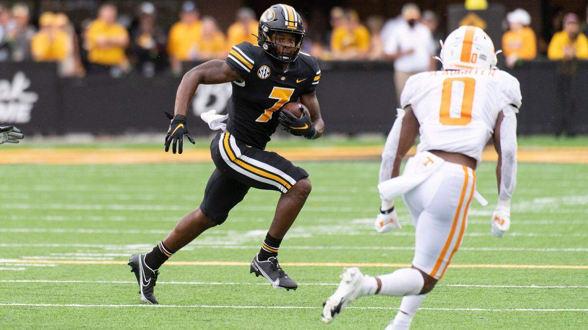 Missouri wide receiver Dominic Lovett, center, runs past Tennessee’s Grant Frerking, right, and Aaron Beasley, left, during the first half of an NCAA college football game Saturday, Oct. 2, 2021, in Columbia, Mo. (AP Photo/L.G. Patterson)